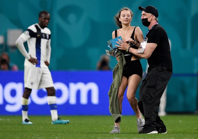 24h qua ảnh:  Cô gái gợi cảm chạy vào sân ở trận đấu Euro 2020 - Ảnh 2.