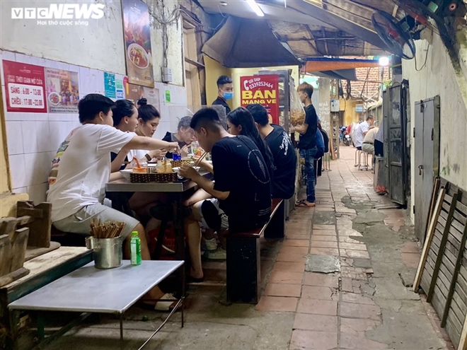 Quán bún, phở đông kín người trong sáng đầu tiên Hà Nội nới lỏng giãn cách; Thêm 1 bệnh nhân COVID-19 tử vong, là nữ, ở Tiền Giang - Ảnh 2.