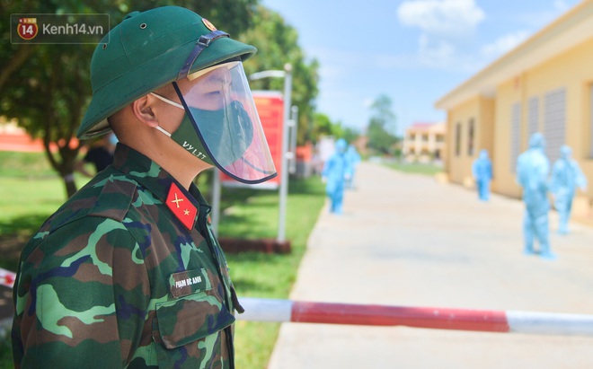  Ảnh: Giữa trời nắng 40 độ, bộ đội mặc áo bảo hộ kín mít đưa cơm cho công nhân Bắc Giang đang cách ly tập trung - Ảnh 5.