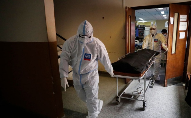 Một bệnh nhân tử vong do Covid-19 được đưa ra khỏi giường bệnh ở San Lorenzo, Paraguay, nơi hiện có tỷ lệ tử vong hàng ngày do dịch bệnh cao nhất thế giới. Ảnh: AP
