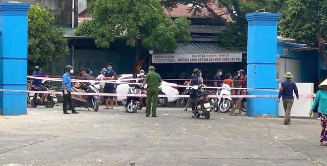 2 người phụ nữ buôn bán rau quả ở chợ đầu mối Vinh mắc Covid-19, cả chợ bị phong tỏa - Ảnh 2.