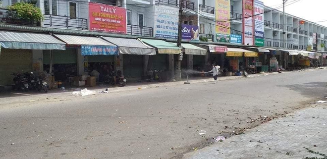 2 người phụ nữ buôn bán rau quả ở chợ đầu mối Vinh mắc Covid-19, cả chợ bị phong tỏa - Ảnh 1.
