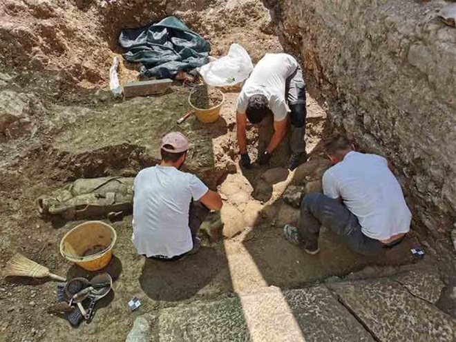 Đào vườn, phát hiện 32 người nằm trong bình khổng lồ từ thế kỷ 2 - Ảnh 1.