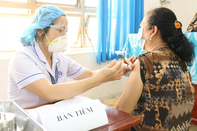 Sau khi tiêm vắc xin Covid-19, có được uống rượu bia không? - Ảnh 1.