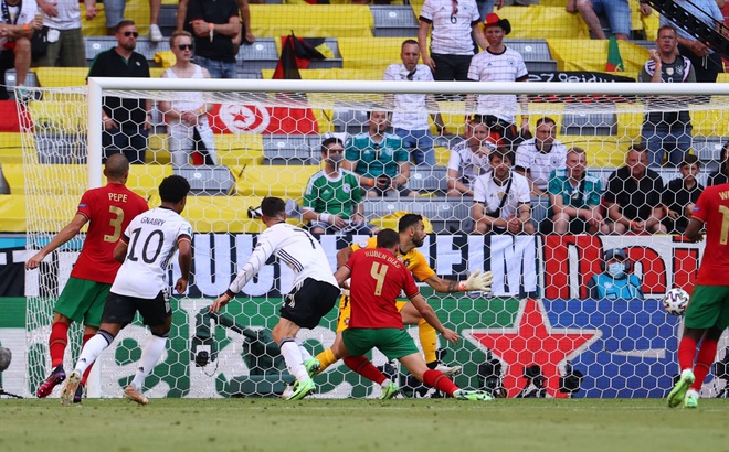Phản lưới nhà là nỗi ám ảnh với các cầu thủ tại vòng bảng EURO 2021. (Ảnh: Reuters).