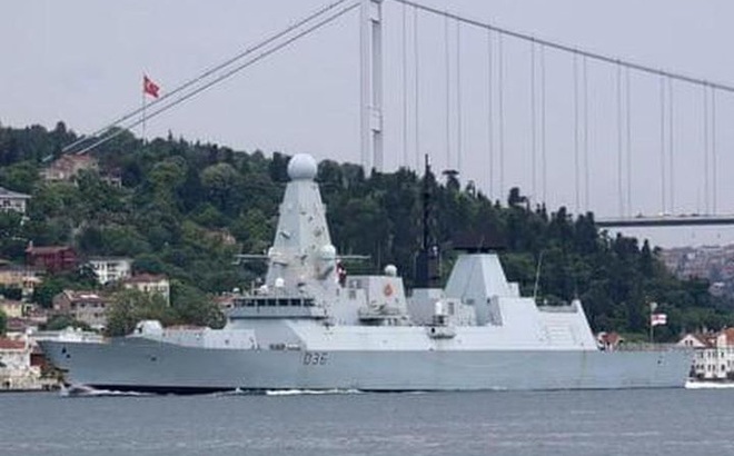 Tàu HMS Defender trên đường đến Biển Đen. Ảnh: Reuters