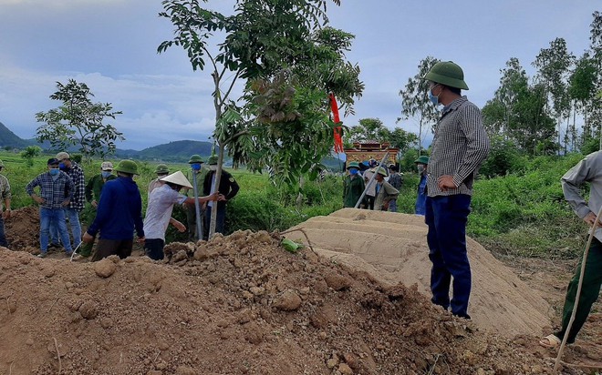 Thi thể 2 mẹ con ôm chặt nhau dưới ao nước bên đường - Ảnh 2.