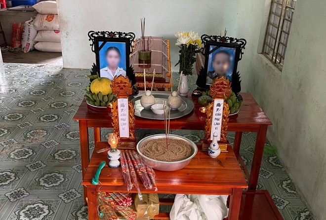 Thi thể 2 mẹ con ôm chặt nhau dưới ao nước bên đường - Ảnh 1.