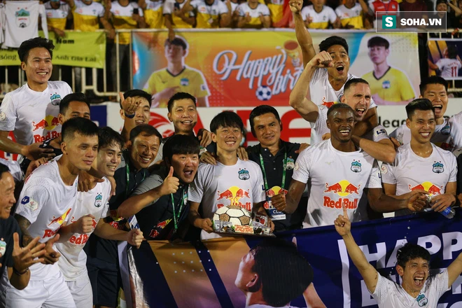 Bầu Đức chơi trội: Không phải chức vô địch, tương lai của những viên ngọc quý mới là tất cả - Ảnh 1. Bầu Đức chơi trội: Không phải chức vô địch, tương lai của những viên ngọc quý mới là tất cả - Ảnh 1.