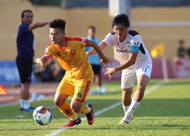 Bầu Đức chơi trội: Không phải chức vô địch, tương lai của những viên ngọc quý mới là tất cả - Ảnh 2. Bầu Đức chơi trội: Không phải chức vô địch, tương lai của những viên ngọc quý mới là tất cả - Ảnh 2.
