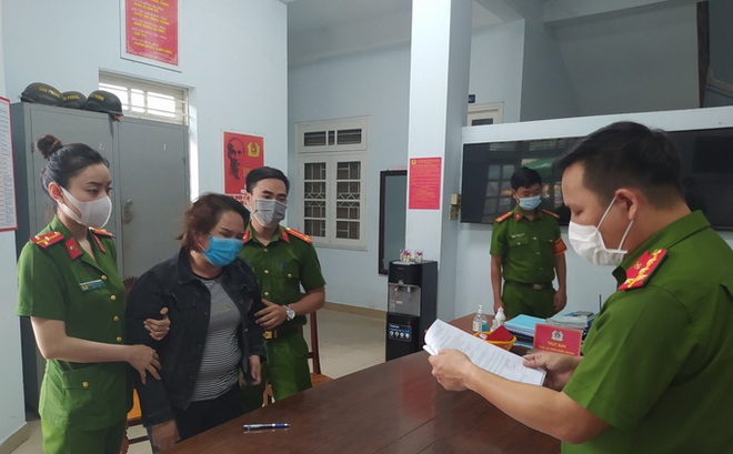 Võ Thị Sóc nhận lệnh bắt tạm giam tại trụ sở Công an TP Đà Nẵng