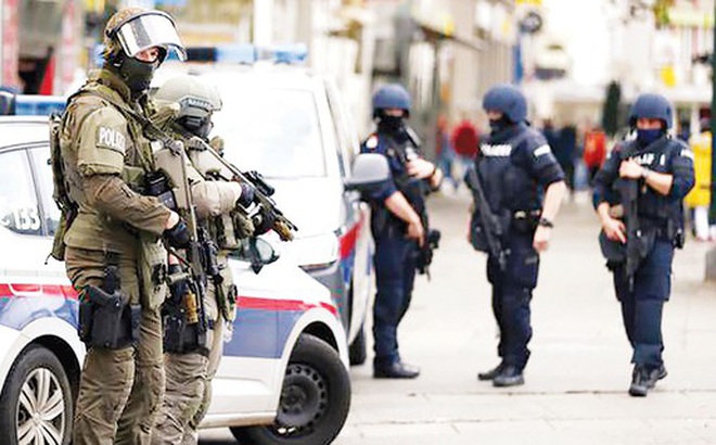 Cảnh sát tăng cường trên đường phố Paris sau vụ tấn công khủng bố hồi tháng 10-2020