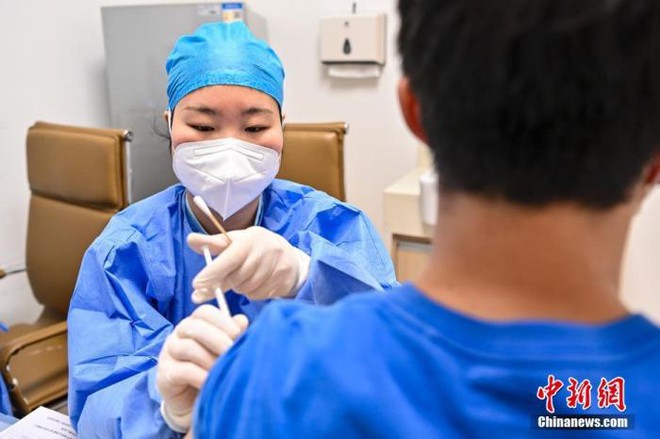 Trung Quốc tiêm xong hơn 1,1 tỉ liều vắc xin: Truyền thông thế giới ca ngợi 2 yếu tố tạo nên kỷ lục - Ảnh 2.