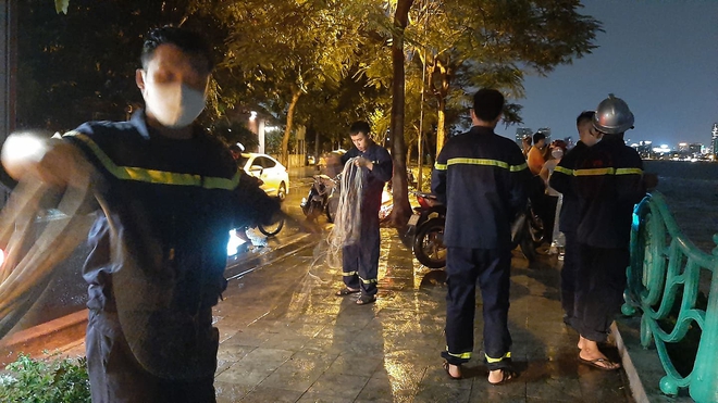 NÓNG: Bị lật thuyền trong lúc mưa to, dông lốc, người đàn ông bị sóng đánh ra giữa Hồ Tây - Ảnh 4.