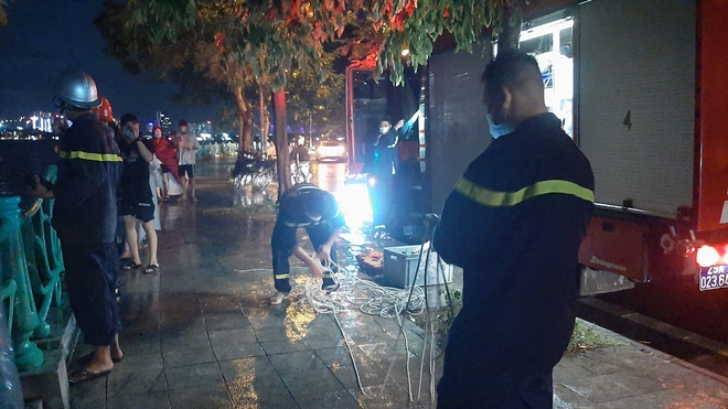 NÓNG: Bị lật thuyền trong lúc mưa to, dông lốc, người đàn ông bị sóng đánh ra giữa Hồ Tây - Ảnh 5.