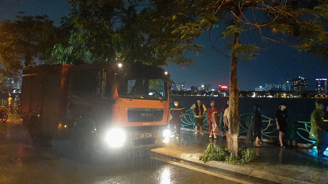 NÓNG: Bị lật thuyền trong lúc mưa to, dông lốc, người đàn ông bị sóng đánh ra giữa Hồ Tây - Ảnh 1.