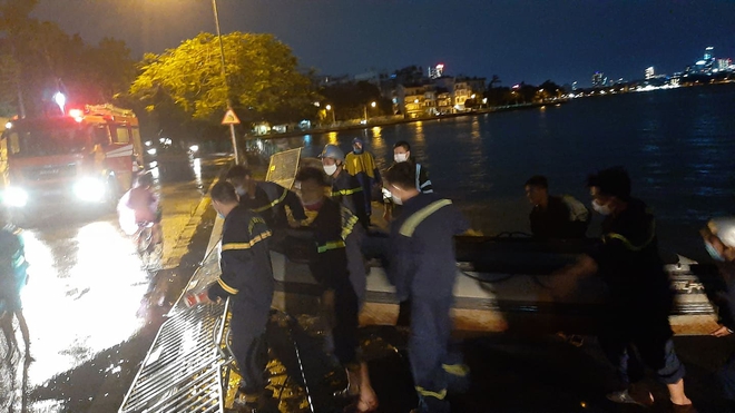 NÓNG: Bị lật thuyền trong lúc mưa to, dông lốc, người đàn ông bị sóng đánh ra giữa Hồ Tây - Ảnh 7.