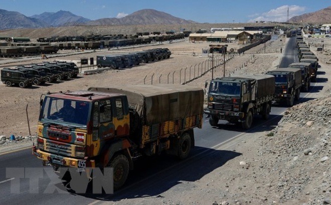 Xe quân sự di chuyển tới khu vực ở Ladakh, nơi có Đường kiểm soát thực tế (LAC) phân giới giữa Trung Quốc và Ấn Độ, ngày 15/9/2020. (Ảnh: Reuters/TTXVN)