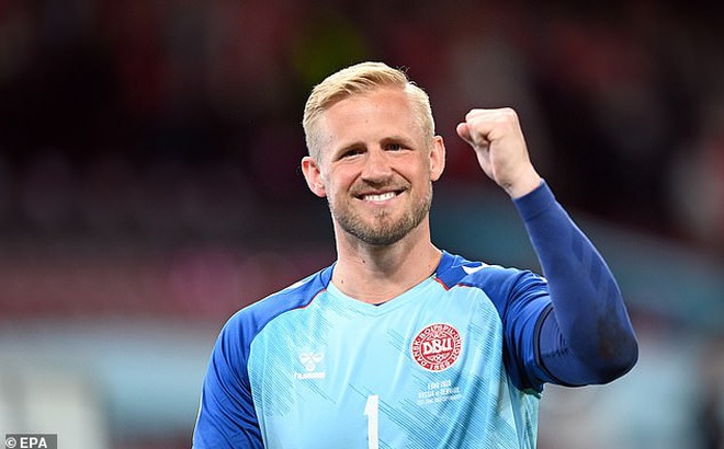 Kasper Schmeichel và các đồng đội giải tỏa áp lực tinh thần sau khi gặp Eriksen