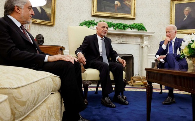 Tổng thống Afghanistan - Ashraf Ghani (giữa) và Tổng thống Mỹ Joe Biden. Ảnh: Reuters