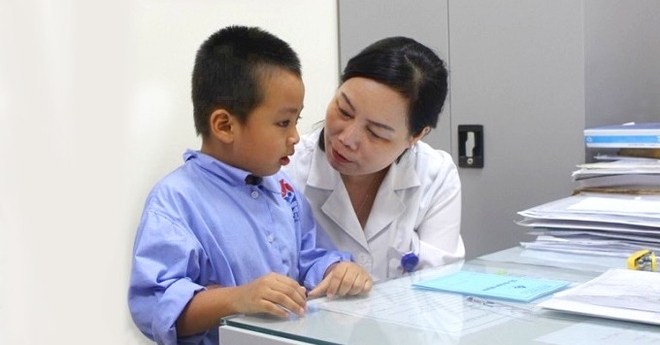 Mẹ thường xuyên dùng tăm bông ngoáy tai cho con và hậu quả - Ảnh 1.