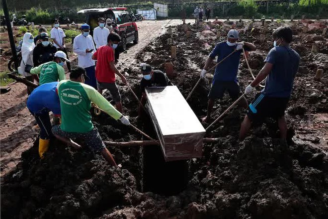 Indonesia: Bệnh nhân Covid-19 tử vong, nằm trước cửa nhà 12 giờ - Ảnh 2.