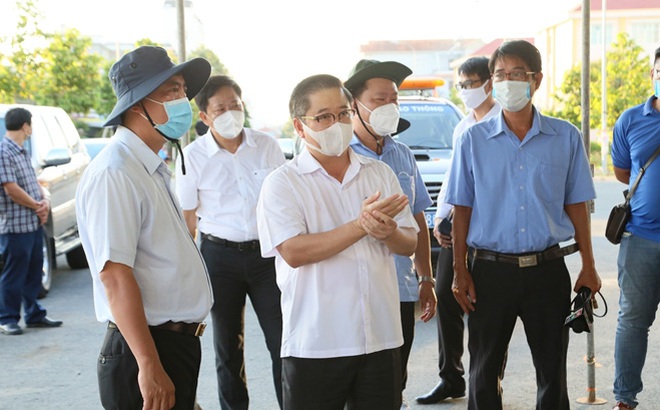 Ông Trần Việt Trường, Chủ tịch UBND TP Cần Thơ kiểm tra công tác chống dịch tại cửa ngõ ra, vào thành phố.