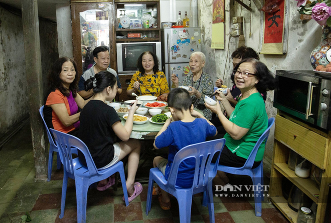 Nhân Ngày Gia đình Việt Nam 28/6: “Chuyện lạ” ở gia đình tứ đại đồng đường giữa phố cổ Hà Nội - Ảnh 3.