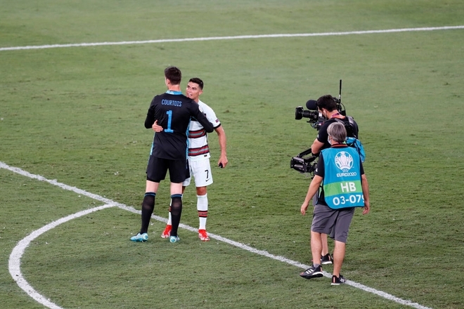 Không chỉ ném, Ronaldo còn đá văng chiếc băng đội trưởng - Ảnh 7.