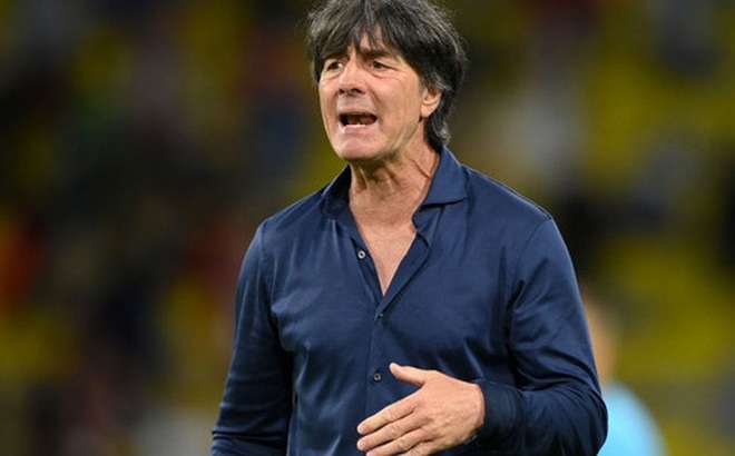 HLV Joachim Loew tỏ ra tức giận khi tuyển Đức mất toi buổi tập làm quen sân Wembley (Ảnh: Getty)