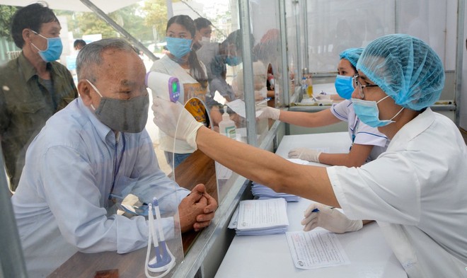 Người đàn ông bán lòng ở chợ đưa vợ đi sinh nhiễm SARS-CoV-2, phong tỏa cả khoa sản - Ảnh 2.
