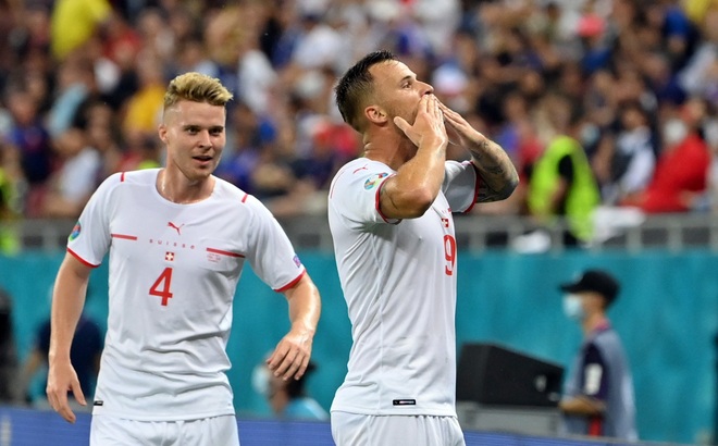 Các cầu thủ Thụy Sĩ ăn mừng chiến thắng bất ngờ trước Pháp. (Ảnh: Reuters).