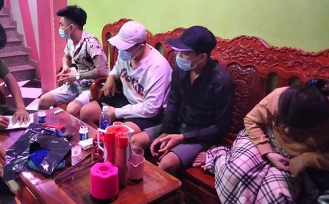 Mở cửa phục vụ 10 nam thanh nữ tú 