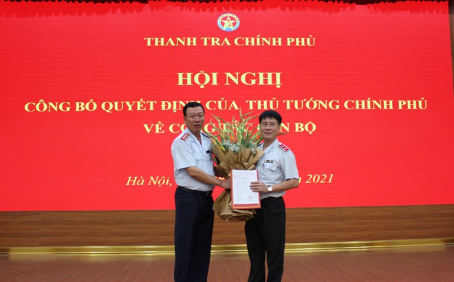 Tổng Thanh tra Chính phủ Đoàn Hồng Phong trao quyết định và chúc mừng tân Phó Tổng Thanh tra Chính phủ Lê Sỹ Bảy.