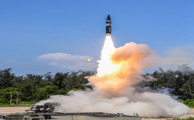 Tên lửa Agni P được phóng đi từ đảo Abdul Kalam ở ngoài khơi bờ biển bang Odisha ngày 28/6. Ảnh: Indian Express