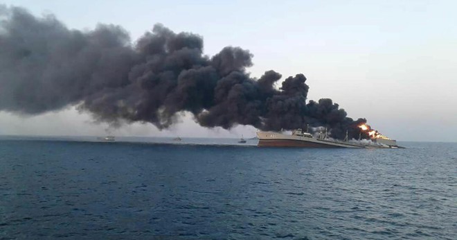 Tàu chiến Iran bị chìm ở vịnh Oman, máy bay không người lái của Israel đã tấn công? - Ảnh 1.