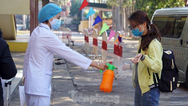 Hà Nội: Tạm phong tỏa tòa Park 7 Times City để truy vết người liên quan F0; Đóng dấu giả vào tay với giá 500.000 đồng/người để thông chốt kiểm dịch COVID-19 - Ảnh 1.