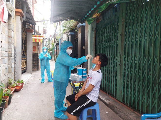 Hà Nội: Tạm phong tỏa tòa Park 7 Times City để truy vết người liên quan F0; Đóng dấu giả vào tay với giá 500.000 đồng/người để thông chốt kiểm dịch COVID-19 - Ảnh 1.