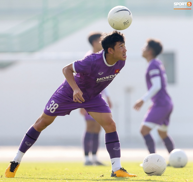 HLV Park Hang-seo bị đau sau khi thị phạm cho tuyển thủ Việt Nam - Ảnh 7.