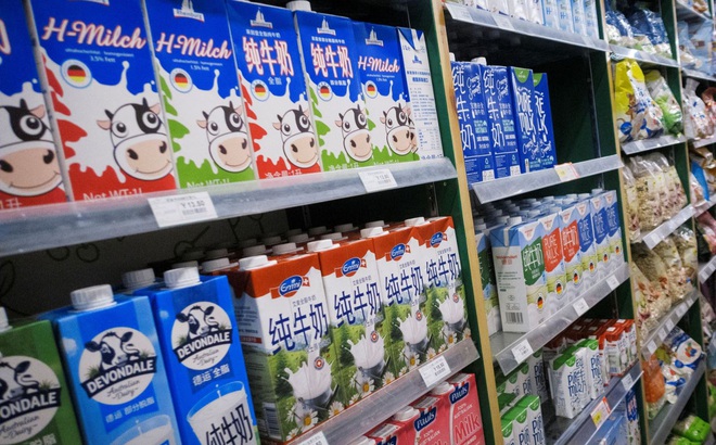 Một siêu thị ở Bắc Kinh, Trung Quốc bày bán đa dạng các sản phẩm sữa bò. Ảnh: Reuters