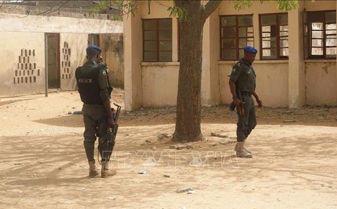 Cảnh sát gác tại một trường học, nơi các học sinh bị một nhóm vũ trang bắt cóc ở Dapchi, miền Bắc Nigeria. Ảnh tư liệu: AFP/TTXVN