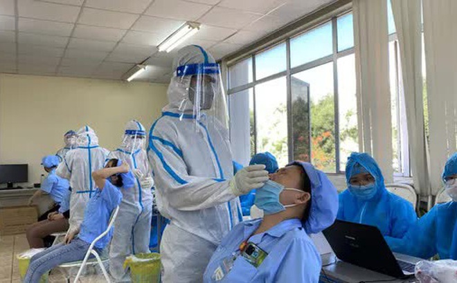 Ngành y tế lấy mẫu xét nghiệm Covid-19 cho công nhân làm việc tại KCN Hòa Khánh - Đà Nẵng