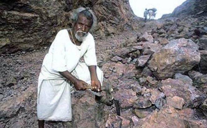 Ông Dashrath Manjhi.