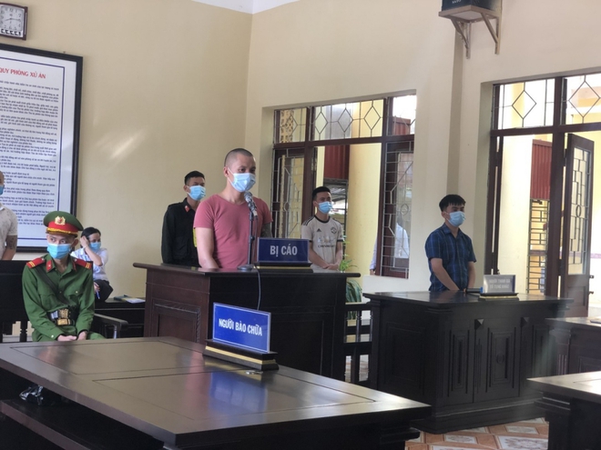 Đối tượng đấm cán bộ chốt kiểm dịch Covid-19 vì bị ngăn không cho vào làng lĩnh 30 tháng tù - Ảnh 1.