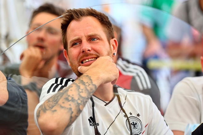Nghẹn lòng khoảnh khắc bé gái khóc nấc trong lòng cha khi tuyển Đức bị tuyển Anh loại khỏi Euro 2020 - Ảnh 4.