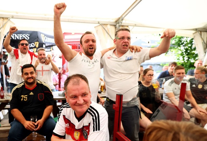 Nghẹn lòng khoảnh khắc bé gái khóc nấc trong lòng cha khi tuyển Đức bị tuyển Anh loại khỏi Euro 2020 - Ảnh 7.