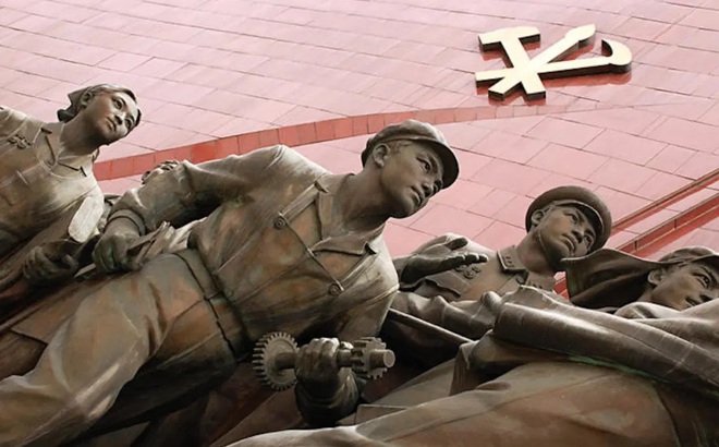 Công trình điêu khắc ở Triều Tiên, trong đó có hình ảnh quân nhân Triều Tiên và biểu tượng của Đảng Lao động Triều Tiên. Ảnh: AFP.