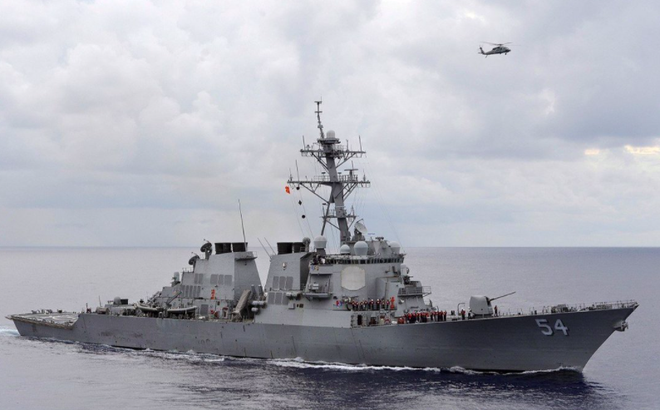 Tàu khu trục USS Curtis Wilbur của Mỹ đi qua eo biển Đài Loan trong tháng 5. (Ảnh: US Navy)