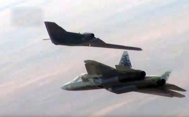 Biên đội bay Su-57 và S-70. Nguồn: Huanqiu.