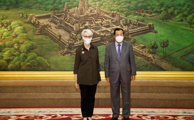 Thủ tướng Campuchia Hun Sen (bên phải) và Thứ trưởng Bộ Ngoại giao Wendy Sherman
